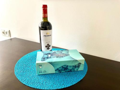 エレバンにあるSweet 56のテーブルの上のワインのボトルと箱