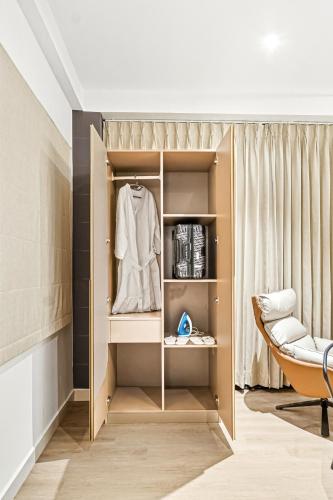 eine Ankleidekabine mit Schrank und Stuhl in der Unterkunft Hotel A Square Rivera in Salem