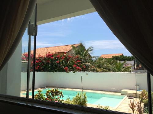una ventana con vistas a la piscina en Lofts Dois Corações, en Cabo Frío