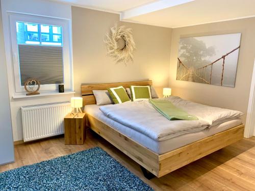 a bedroom with a bed and a window at Zwei Apartments - ein Haus - Alles fußläufig - Altstadt, Wanderwege, Freibad und Restaurants in unmittelbarer Nähe in Schmallenberg