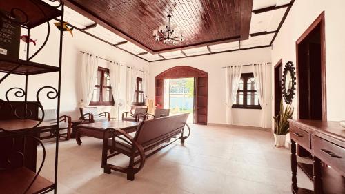a large living room with a table and chairs at Spacious Siem Reap Sanctuary in Phumi Ta Phul
