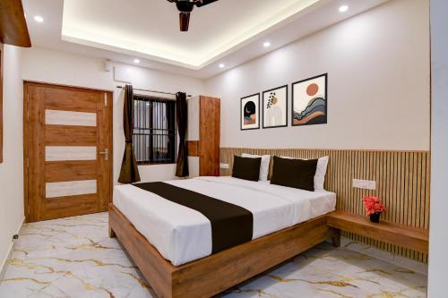 a bedroom with a large bed in a room at Super Hotel O Vitali Suites in Bhubaneshwar