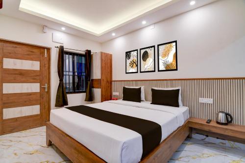a bedroom with a large bed in a room at Super Hotel O Vitali Suites in Bhubaneshwar