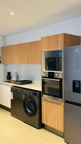 una cucina con lavatrice, microonde e lavastoviglie di Central Windhoek location a Windhoek