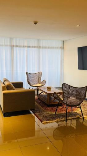 un soggiorno con divano e sedie di Central Windhoek location a Windhoek