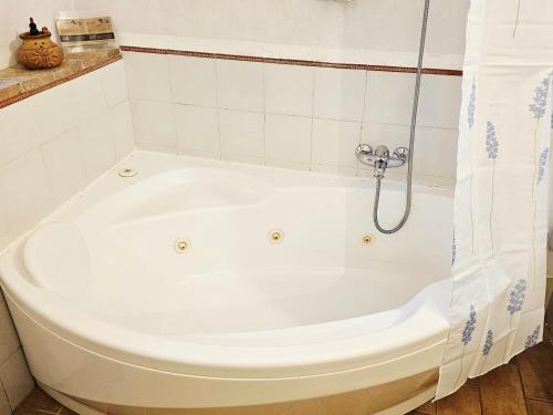 a white bath tub in a bathroom at Da Simone podere santi Lucia e Pietro in Siena