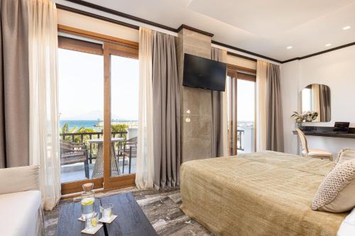 ein Hotelzimmer mit Bett und Balkon in der Unterkunft Sunrise Hotel in Ireo