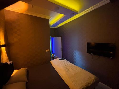a small room with a bed and a light at Çankaya Otel in Altındağ