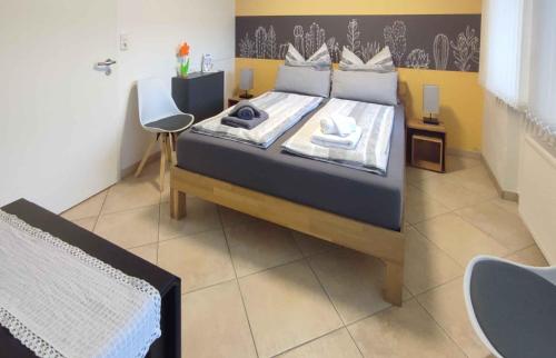 a bedroom with a bed with two towels on it at Zimmer mit Terrasse am Jakobsberg in Ockenheim