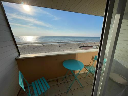 a balcony with a view of the beach at Cocon Marin 2 Etoiles - Face Océan et Balcon in Fort-Mahon-Plage