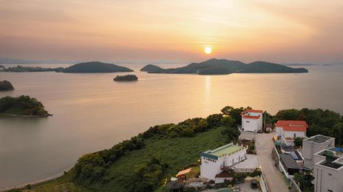 an image of a sunset over a body of water at Yeosu Greenhouse Pension in Yeosu