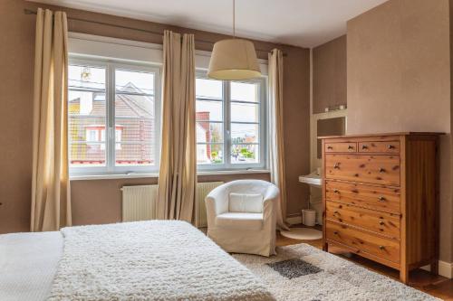 a bedroom with a bed and a dresser and a window at Maison familiale quartier Quentovic in Le Touquet-Paris-Plage