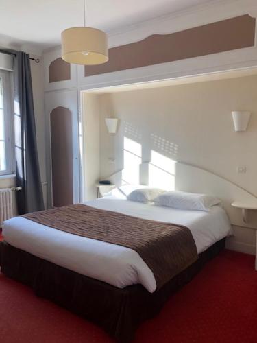 Llit o llits en una habitació de Hôtel Moderne