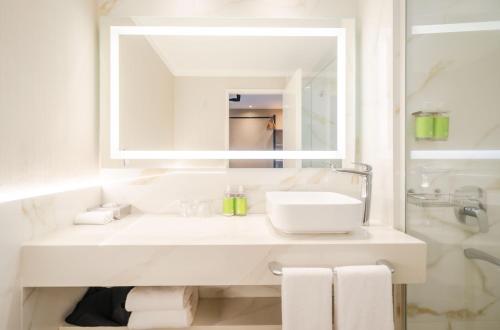 Holiday Inn Rosario by IHG — Property building