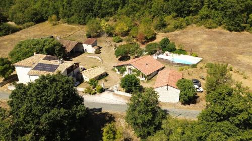 an aerial view of a house with a yard at Las Coussoulesses in Anthé