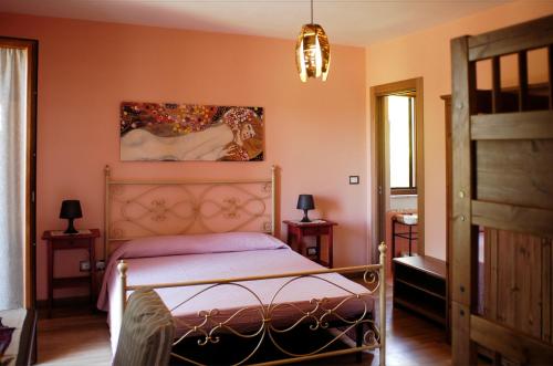 1 dormitorio con 1 cama y una pintura en la pared en Garden B&B en Arezzo