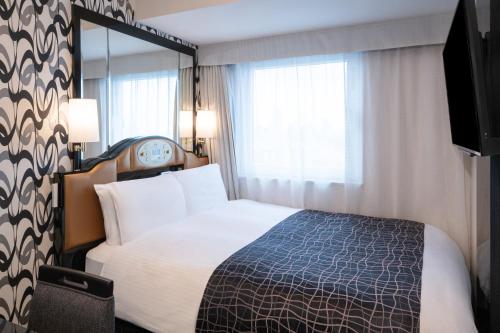 a hotel room with a bed and a window at APA Hotel Komagome Ekimae in Tokyo