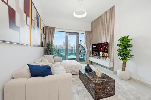 Golden Stays - Opulent 2BR View Residence at The Bay