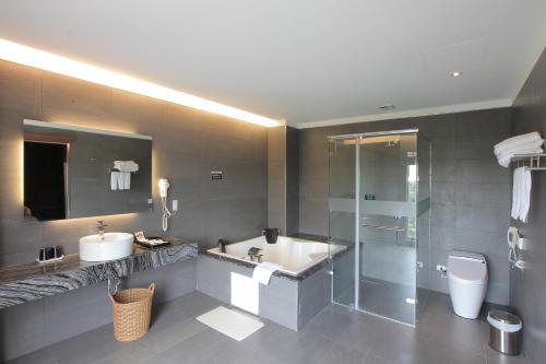 Imperial Dynasty Boutique Hotel tesisinde bir banyo