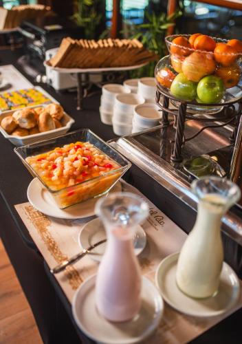 a buffet of food with vegetables and fruit on a table at Villa del Rio Express in Valdivia
