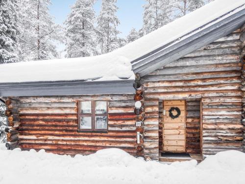 a log cabin in the snow at Holiday Home Rantaruka 4d1 by Interhome in Ruka