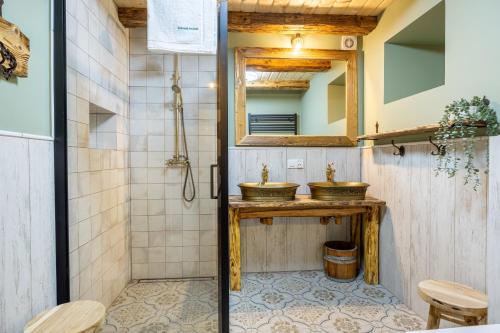 a bathroom with two sinks and a mirror at Dom Szklarski Kamień in Szklarska Poręba