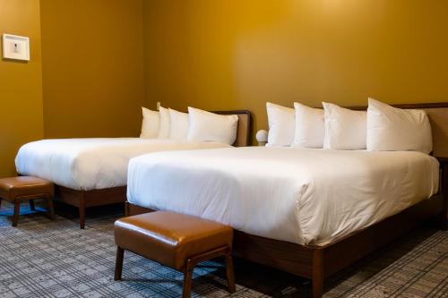 two beds in a hotel room with two beds at Hotel Alexander in Mankato