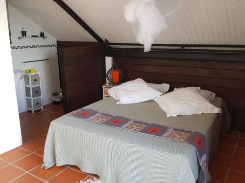 a bedroom with a bed in a room at Villa THEOROM in Chambort