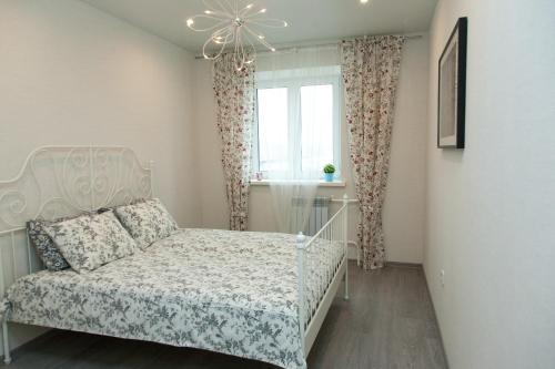チュメニにあるСчастливая квартира на Зелинского 1のベッドルーム(白いベッド1台、窓付)