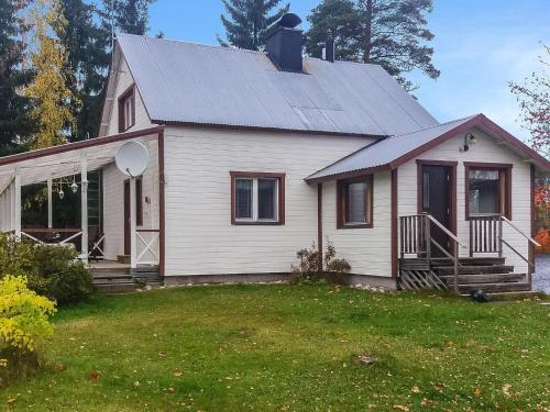 a white house with a gambrel roof at Holiday Home Tarvas by Interhome in Tarvaspohja