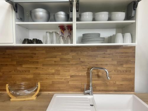 Appartement في ماكون: مطبخ به حوض غسيل ورف للأطباق