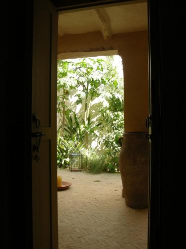 an open door leading to a room with a garden at Dar Zahia in Taroudant