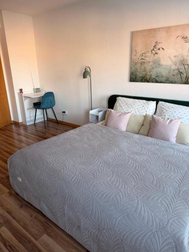 a bedroom with a bed and a desk with a chair at Luisen City Studio Görlitz in Görlitz