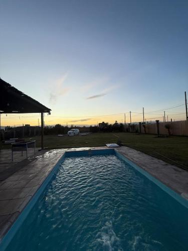 a swimming pool in a yard with a picnic table at Meraki in Santa Lucía