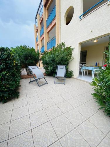 AGENCE JF IMMO-T2 RDC terrasse parking et piscine à 50 m plage-V0743