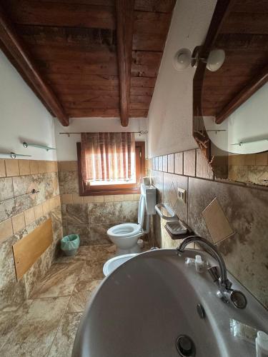 a bathroom with a bath tub and a toilet at Bed and Breakfast Bellavista in Olmedo
