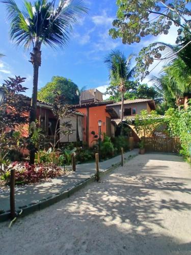 a house with palm trees and a driveway at Espaço Casa Palmar in Barra Grande
