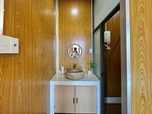a bathroom with a sink with a mirror on the wall at Cây Trôm Homestay 1 in Vĩnh Hy