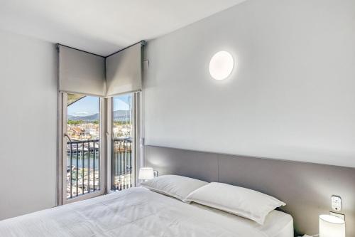 Apartamento con vistas a mar y canal. Empuriabrava