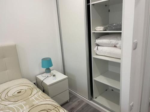 a small bedroom with a bed and a mirror at Ponte Romana in Chaves