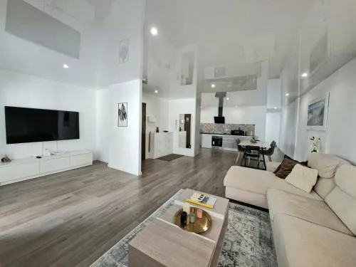 Spacious 3BR Apartment with Terrace 300m Beach PMT13 photo 1