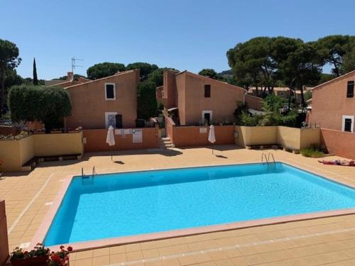 Villa mitoyenne avec piscine et parking pour 4 personnes - FR-1-607-189