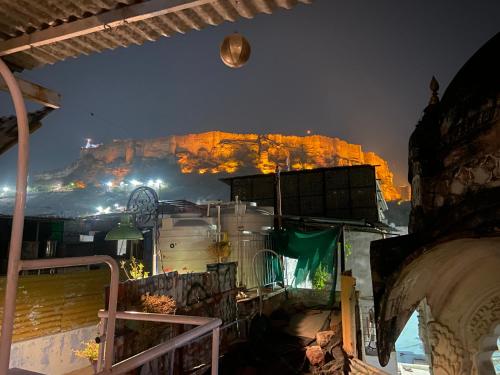Una vista della Table Mountain di notte di Bob hostel a Jodhpur