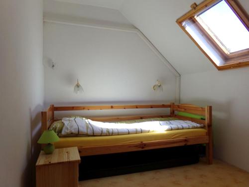 a bed in a room with a window at Hold-on apartman in Gyula