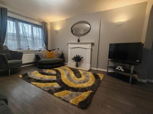 a living room with a large rug on the floor at Park View House - Spacious 3 Bed Home in Burton in Burton upon Trent