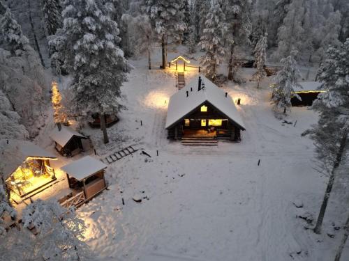 an aerial view of a cabin in the snow at Holiday Home Vanttausranta by Interhome in Vanttauskoski