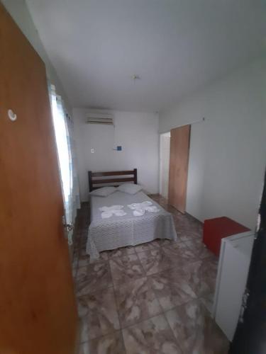 una camera da letto con un letto in una stanza di Kuawit Hotel a Aragarças