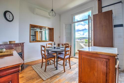 une cuisine avec une table et des chaises dans une pièce dans l'établissement Le 38ème, à Périgueux