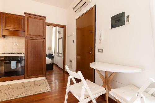 GuestHost - M5 Isola Comfy Studio
