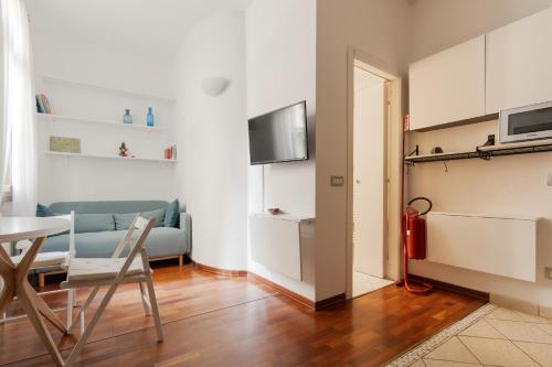 GuestHost - M5 Isola Comfy Studio